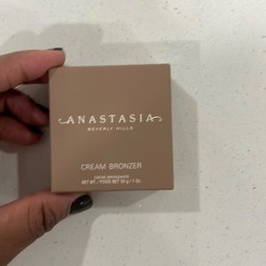 Anastasia Beverly Hills- Cream Bronzer - Hazelnut
